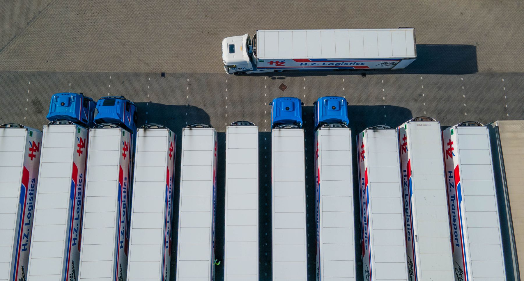 Widok z lotu ptaka na flotę ciężarówek transportowych przy centrum logistycznym