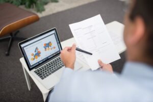 Laptop z formularzem rejestracyjnym EPR na biurku - allegro EPR numer wymagany dla sprzedawców